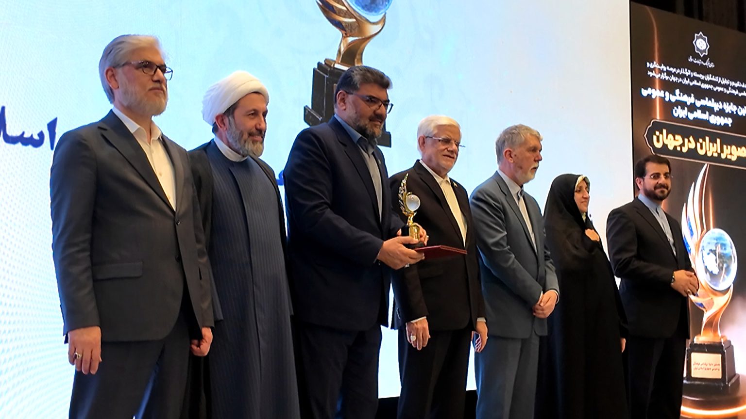 افتخاری دیگر برای خانواده دستگاه قضا؛  تقدیر از رئیس مرکز وکلا به عنوان برگزیده حوزه دیپلماسی حقوقی از سوی سازمان فرهنگ و ارتباطات اسلامی
