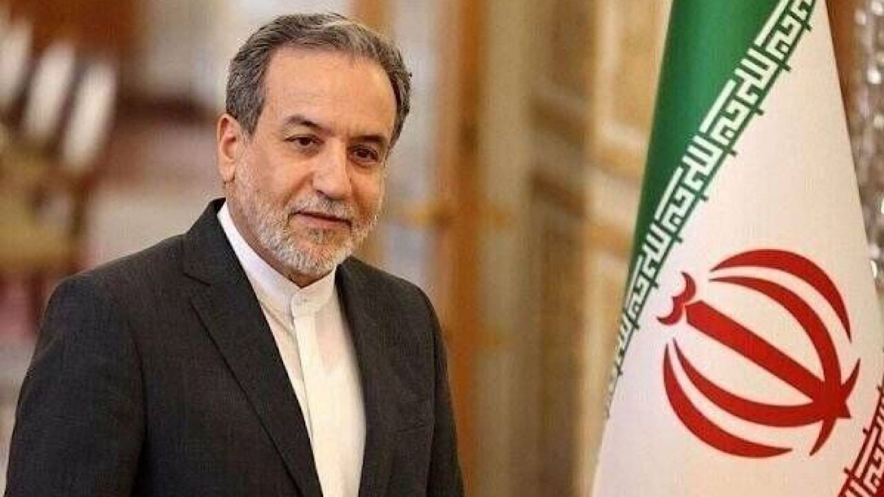 عراقچی: تنگه هرمز برای تمامی کشتی‌های تجاری باز است | با نیروی دریایی ایران همکاری کنید