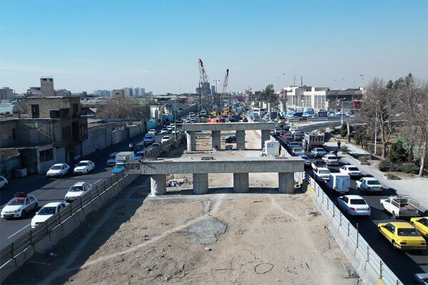 آغاز نصب تیرهای پل طبقاتی بزرگراه بعثت