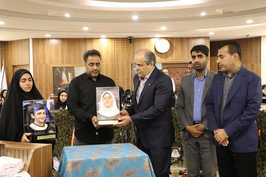 رونمایی از نخستین سردیس دانش‌آموزان شهید مدرسه شجره طیبه میناب